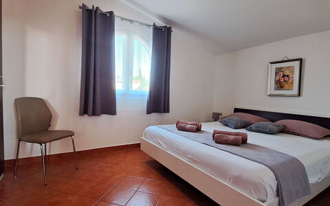 Kristalis: Diseño De Interiores, Mueble, Suelo, Piso, Casa, Habitación, Cama, Techo, Habitación, Marco De La Cama