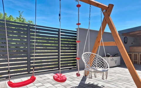 Exotic: Diseño De Interiores, Departamento, Balcón, Madera Dura, Manchas De Madera, Suelos De Madera, Pretil, La Luz Del Día, Hotel, Ático