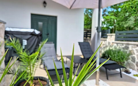 Nadalina: Diseño De Interiores, Departamento, Balcón, Madera Dura, Manchas De Madera, Suelos De Madera, Pretil, La Luz Del Día, Hotel, Ático