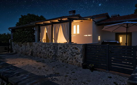 Nadalina: Casa, Cabaña, Noche, Noche, Villa, Balcón, Oscuridad, Iluminación De Seguridad