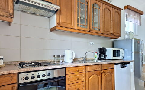 Nadalina: Diseño De Interiores, Departamento, Balcón, Madera Dura, Manchas De Madera, Suelos De Madera, Pretil, La Luz Del Día, Hotel, Ático