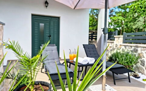Nadalina: Mueble Para Exteriores, Mueble, Silla, Mesa Al Aire Libre, Sombra, Paraguas, Maceta, Eco Hotel, Patio, Jardín