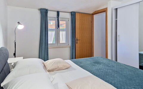Nadalina: Diseño De Interiores, Departamento, Balcón, Madera Dura, Manchas De Madera, Suelos De Madera, Pretil, La Luz Del Día, Hotel, Ático