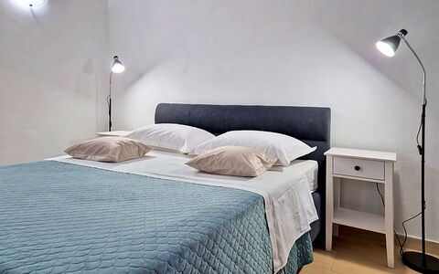 Nadalina: Diseño De Interiores, Departamento, Balcón, Madera Dura, Manchas De Madera, Suelos De Madera, Pretil, La Luz Del Día, Hotel, Ático
