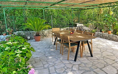 Orba: Losa, Jardín, Sombra, Mueble Para Exteriores, Patio Interior, Eco Hotel, Silla, Recurso, Maceta, Paisajismo