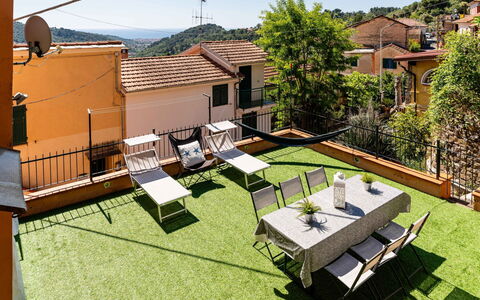 Paolina: Diseño De Interiores, Departamento, Balcón, Madera Dura, Manchas De Madera, Suelos De Madera, Pretil, La Luz Del Día, Hotel, Ático