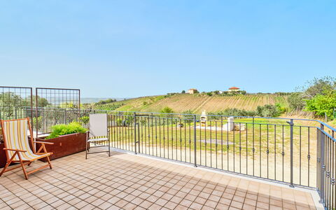 La Casa del Vino: Diseño De Interiores, Departamento, Balcón, Madera Dura, Manchas De Madera, Suelos De Madera, Pretil, La Luz Del Día, Hotel, Ático