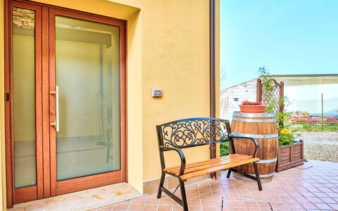 La Casa del Vino: Diseño De Interiores, Departamento, Balcón, Madera Dura, Manchas De Madera, Suelos De Madera, Pretil, La Luz Del Día, Hotel, Ático