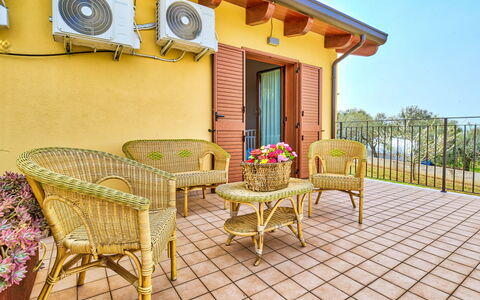 La Casa del Vino: Mueble, Madera, Diseño De Interiores, Piso, Suelo, Silla, Mesa, Mueble Para Exteriores, Balcón, Manchas De Madera