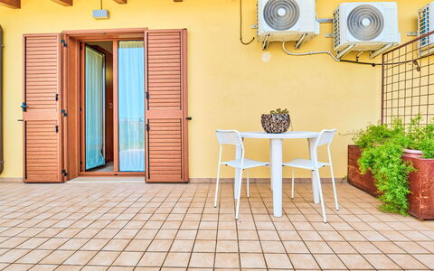 La Casa del Vino: Diseño De Interiores, Departamento, Balcón, Madera Dura, Manchas De Madera, Suelos De Madera, Pretil, La Luz Del Día, Hotel, Ático