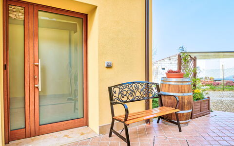 La Casa del Vino: Pared, Madera, Diseño De Interiores, Puerta, Piso, Suelo, Inicio De La Puerta, Manchas De Madera, Maceta, Madera Dura