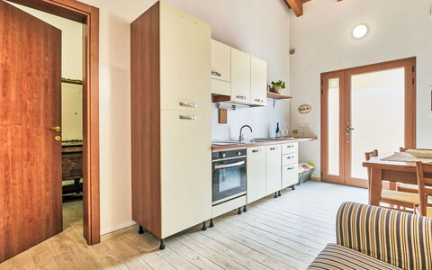 La Casa del Vino: Diseño De Interiores, Departamento, Balcón, Madera Dura, Manchas De Madera, Suelos De Madera, Pretil, La Luz Del Día, Hotel, Ático