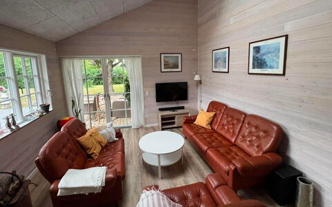 Fridel - 400M from the Sea: Madera, Casa, Cabaña, Sofá, Sala, Puerta, Vía Muerta, Madera Dura, Cuarto De Troncos