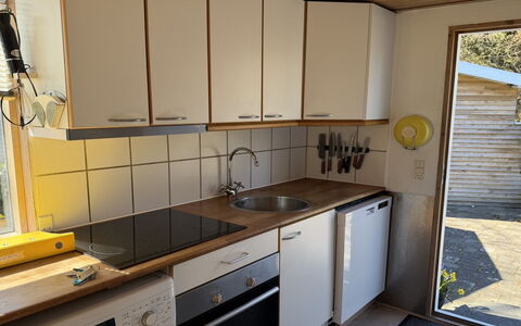 Haley - 380M from the Sea: Cocina, Aparato De Cocina, Mostrador, Piso, Electrodoméstico, Fregadero, Madera, Suelo, Diseño De Interiores, Gabinetes