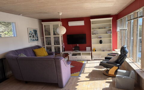 Haley - 380M from the Sea: Mueble, Diseño De Interiores, Piso, Suelo, Sofá, Pared, Madera, Sala, Habitación, Techo