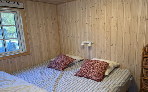 Haley - 380M from the Sea: Madera, Piso, Suelo, Diseño De Interiores, Habitación, Manchas De Madera, Habitación, Madera Dura, Tablón, Cama