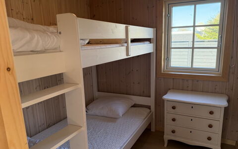 Haley - 380M from the Sea: Litera, Madera, Habitación, Suelo, Cama, Piso, Diseño De Interiores, Marco De La Cama, Manchas De Madera, Mueble