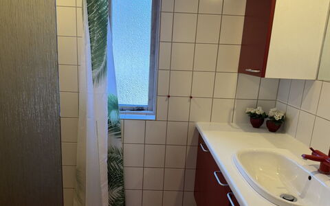 Haley - 380M from the Sea: Piso, Lavabo Del Baño, Suelo, Arreglo De Tubería, Diseño De Interiores, Mueble De Baño, Lavabo, Baño, Plomería, Habitación