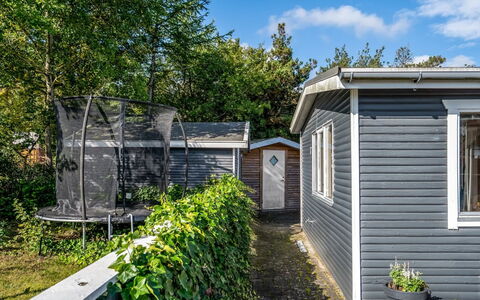 Haley - 380M from the Sea: Arbusto, Casa, Cabaña, Cobertura Del Suelo, Jardín, Edificios Del Jardín, Vía Muerta, Inmuebles, Césped, Yarda