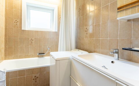 Zandstuyver Close by the Sea: Piso, Arreglo De Tubería, Baño, Diseño De Interiores, Suelo, Techo, Bañera, Lavabo, Grifo, Plomería