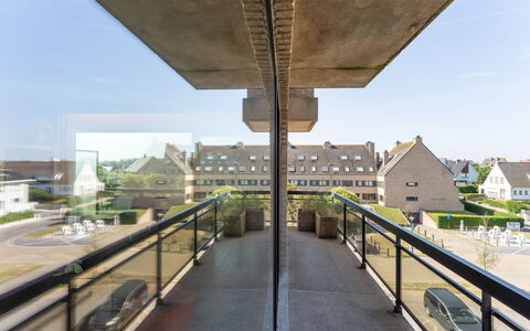 Zandstuyver Close by the Sea: Balcón, La Luz Del Día, Configuración Del Brutalist