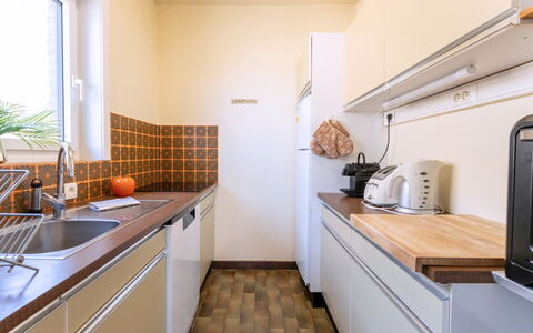 Zandstuyver Close by the Sea: Cocina, Mostrador, Electrodoméstico, Piso, Fregadero, Aparato De Cocina, Arreglo De Tubería, Lavabo, Diseño De Interiores, Suelo