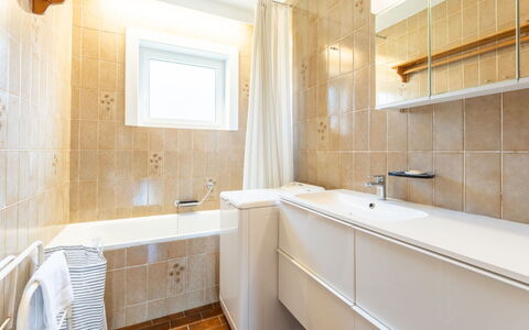 Zandstuyver with Balcony: Piso, Baño, Suelo, Arreglo De Tubería, Diseño De Interiores, Pared, Lavabo, Lavabo Del Baño, Techo, Grifo