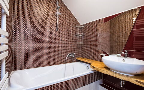 Stodola: Baño, Arreglo De Tubería, Pared, Piso, Diseño De Interiores, Bañera, Suelo, Grifo, Lavabo, Plomería