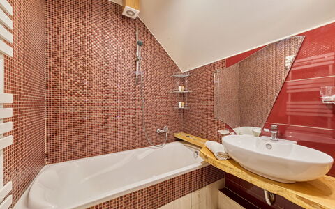 Stodola: Baño, Arreglo De Tubería, Piso, Diseño De Interiores, Suelo, Grifo, Bañera, Lavabo, Lavabo Del Baño, Plomería