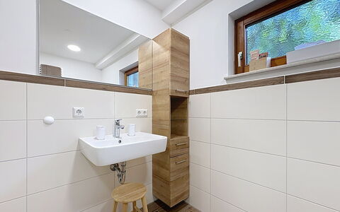 Sonne: Piso, Pared, Diseño De Interiores, Madera, Arreglo De Tubería, Suelo, Baño, Lavabo Del Baño, Grifo, Lavabo