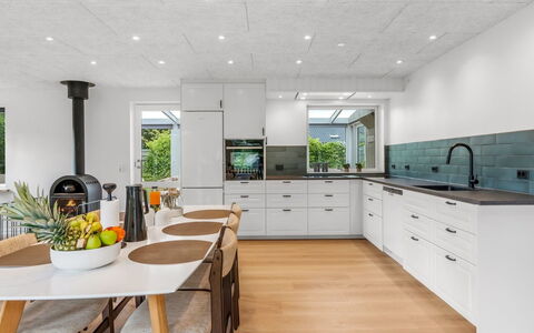 Aischa - 1.5Km from the Sea: Cocina, Piso, Mostrador, Diseño De Interiores, Madera, Mueble, Suelo, Aparato De Cocina, Techo, Suelos De Madera