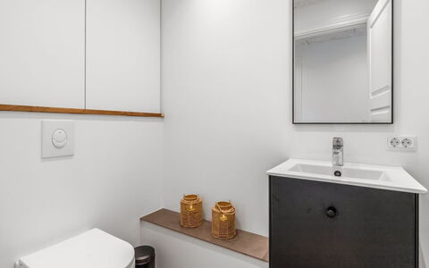 Aischa - 1.5Km from the Sea: Pared, Piso, Arreglo De Tubería, Diseño De Interiores, Suelo, Baño, Asiento Del Baño, Baño, Mueble De Baño, Grifo