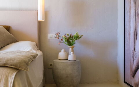 Prana: Diseño De Interiores, Habitación, Maceta, Material Natural, Lámpara, Linos, Planta De Casa, Florero, Cerámico, Lámpara