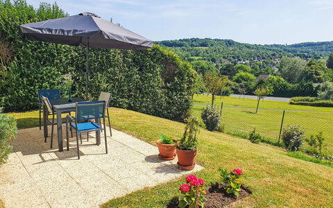Les Ducs de Normandie: Mueble, Arbusto, Jardín, Mueble Para Exteriores, Mesa, Mesa Al Aire Libre, Silla, Cobertura Del Suelo, Césped, Paisajismo