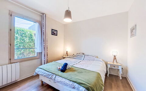 Claudel: Cama, Diseño De Interiores, Habitación, Mueble, Sábana, Suelo, Piso, Lecho, Madera, Techo