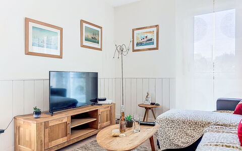 Claudel: Mueble, Diseño De Interiores, Piso, Madera, Televisión, Habitación, Suelo, Sala, Marco, Sofá
