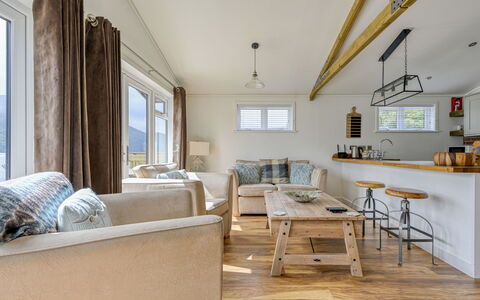 Loch Ness Hamptons Lodge: Madera, Piso, Suelo, Techo, Mueble, Suelos De Madera, Madera Dura, Manchas De Madera, Sofá, Sala