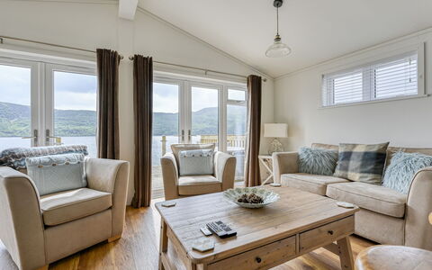 Loch Ness Hamptons Lodge: Mueble, Diseño De Interiores, Sofá, Piso, Suelo, Techo, Habitación, Sala, Casa