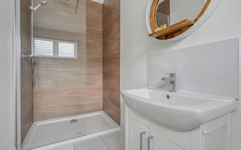 Loch Ness Hamptons Lodge: Baño, Pared, Piso, Arreglo De Tubería, Diseño De Interiores, Suelo, Lavabo, Lavabo Del Baño, Plomería, Grifo