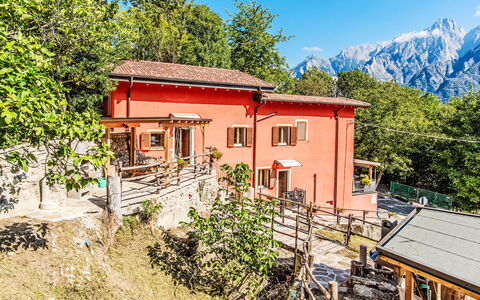 Sorico Albonico 697: Cordillera, Hill Station, Cabaña, Pendiente, Valle, Pueblo, Alpes, Pueblo De Montaña, Porche, Cresta
