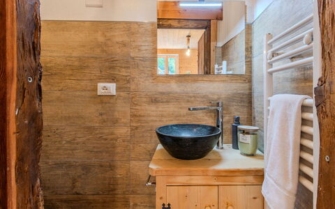 Sorico Albonico 697: Lavabo Del Baño, Piso, Arreglo De Tubería, Pared, Lavabo, Diseño De Interiores, Baño, Suelo, Madera, Grifo