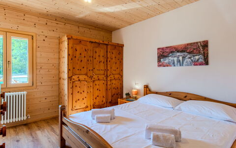 Sorico Albonico 697: Madera, Techo, Mueble, Habitación, Madera Dura, Habitación, Cama, Manchas De Madera, Marco De La Cama, Sábana