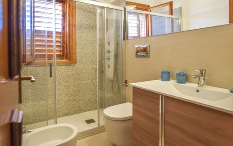 Il Favollo: Baño, Lavabo Del Baño, Arreglo De Tubería, Piso, Suelo, Lavabo, Diseño De Interiores, Mueble De Baño, Espejo, Grifo