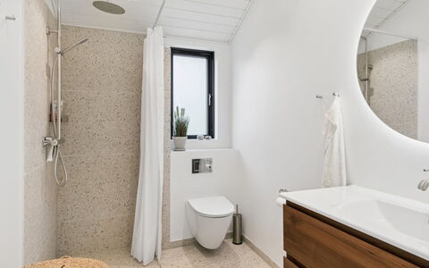 Ion - 750M from the Sea: Piso, Suelo, Arreglo De Tubería, Pared, Diseño De Interiores, Baño, Madera, Mueble De Baño, Lavabo, Baño