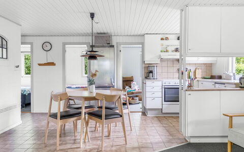 Elif - 200M from the Sea: Piso, Madera, Mueble, Diseño De Interiores, Suelo, Techo, Suelos De Madera, Casa, Cocina, Lámpara