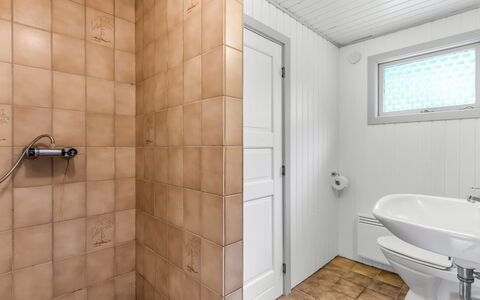 Elif - 200M from the Sea: Baño, Pared, Piso, Arreglo De Tubería, Suelo, Diseño De Interiores, Plomería, Loseta, Techo, Baño