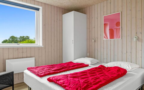 Anabel - 800M from the Sea: Madera, Habitación, Cama, Suelo, Sábana, Lecho, Marco De La Cama, Casa, Madera Dura, Manchas De Madera