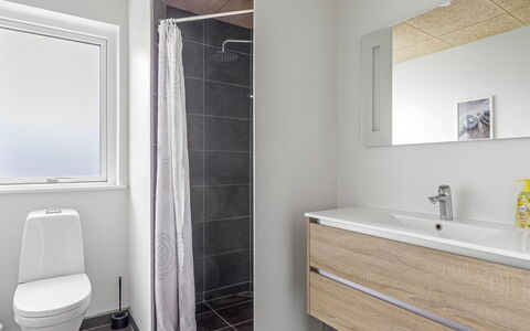 Anabel - 800M from the Sea: Piso, Suelo, Arreglo De Tubería, Baño, Lavabo, Diseño De Interiores, Mueble De Baño, Lavabo Del Baño, Plomería, Baño