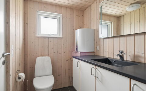 Algeth - 2.5Km from the Sea: Arreglo De Tubería, Piso, Madera, Lavabo, Suelo, Baño, Diseño De Interiores, Baño, Grifo, Plomería