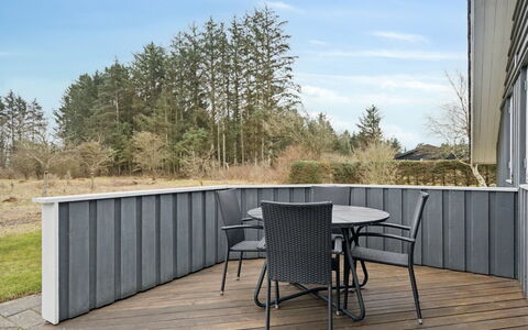 Algeth - 2.5Km from the Sea: Madera, Material Compuesto, Cubierta, Tablón, Madera Dura, Mueble Para Exteriores, Patio Interior, Sombra, Jardín, Manchas De Madera
